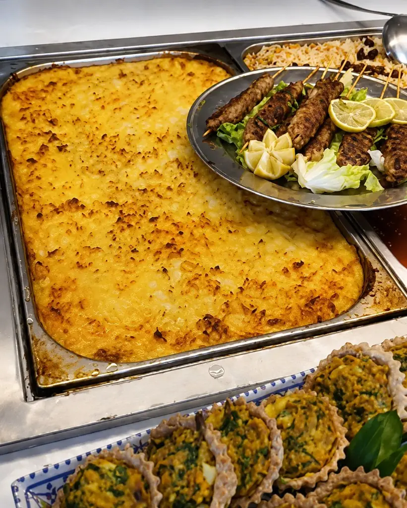 Buffet varié — gratin, brochettes et quiches